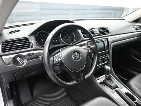 Used 2018 Volkswagen Passat 2.0T SE FWD image 14