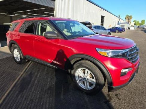 Used 2024 Ford Explorer XLT w/ Equipment Group 202A image 3