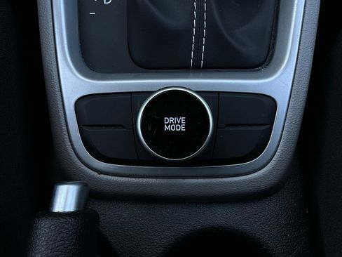 Used 2025 Hyundai Venue SEL image 23