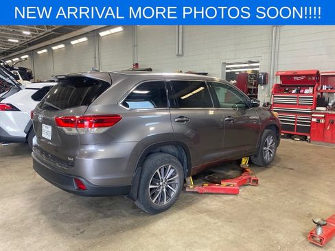 Used 2018 Toyota Highlander XLE FWD image 3