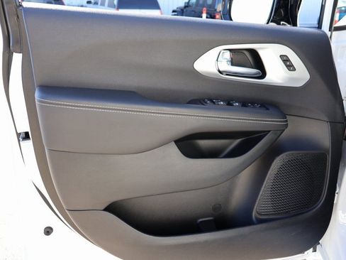 Used 2025 Chrysler Pacifica Limited image 20