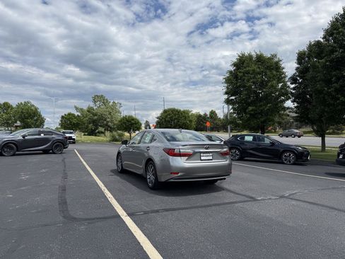 Used 2017 Lexus ES 300h FWD image 4