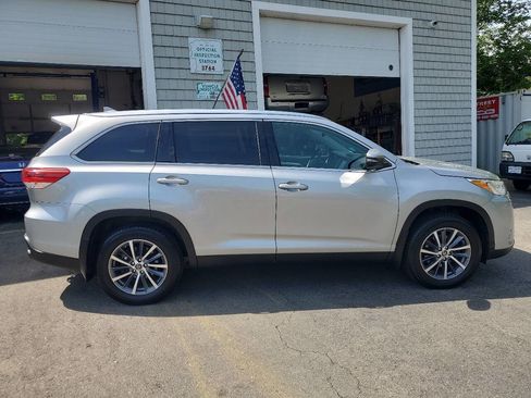 Used 2019 Toyota Highlander XLE AWD/4WD image 7