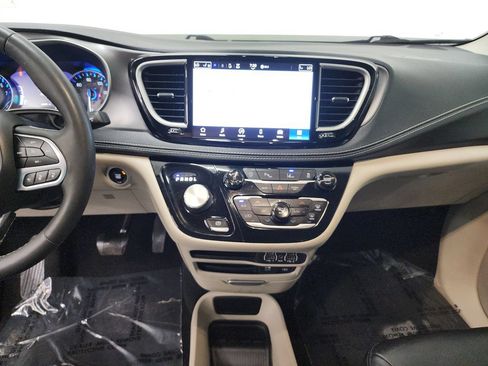 Used 2022 Chrysler Pacifica Touring-L FWD image 17