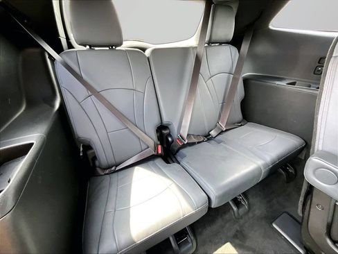 Used 2023 Buick Enclave Essence AWD/4WD image 26