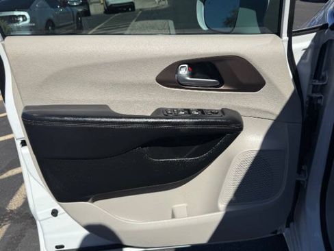 Used 2018 Chrysler Pacifica Touring Plus w/ Tire & Wheel Group FWD image 9