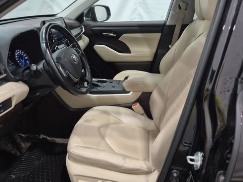 Used 2021 Toyota Highlander XLE AWD/4WD image 8
