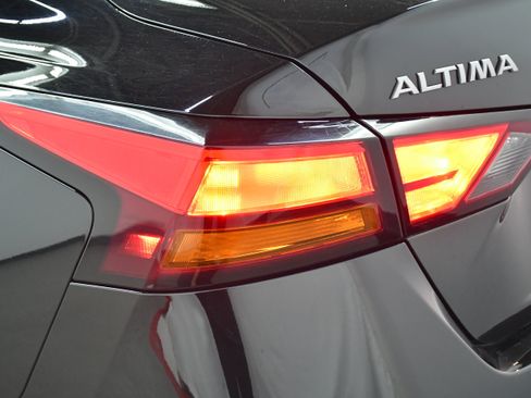 Used 2025 Nissan Altima 2.5 SV FWD image 32