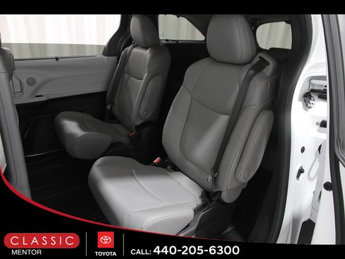 Used 2026 Toyota Sienna XLE FWD image 19