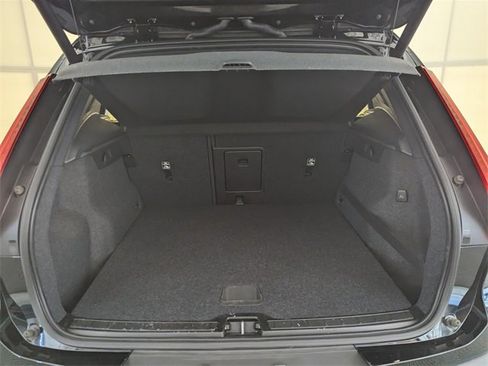 Used 2019 Volvo XC40 T5 Momentum image 13