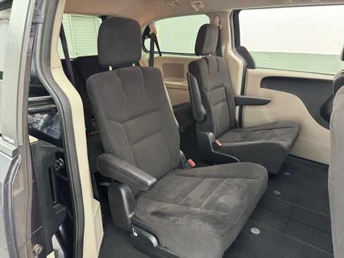 Used 2014 Dodge Grand Caravan SXT image 32