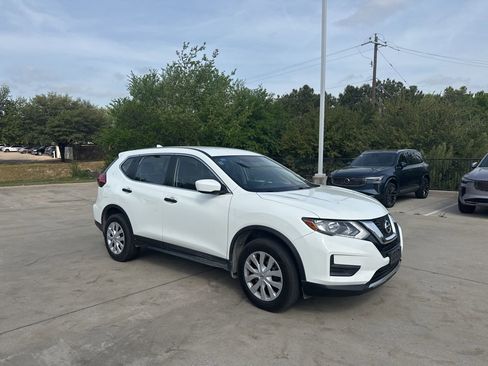 Used 2017 Nissan Rogue S image 3