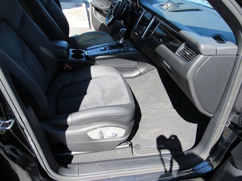 Used 2018 Porsche Macan AWD/4WD image 26