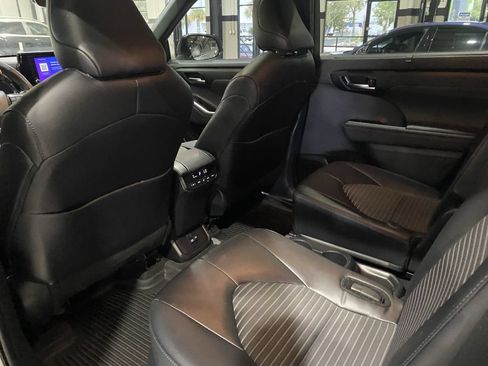 Used 2024 Toyota Highlander XSE FWD image 4