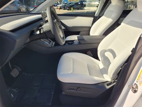 Used 2026 Tesla Model Y Long Range image 3