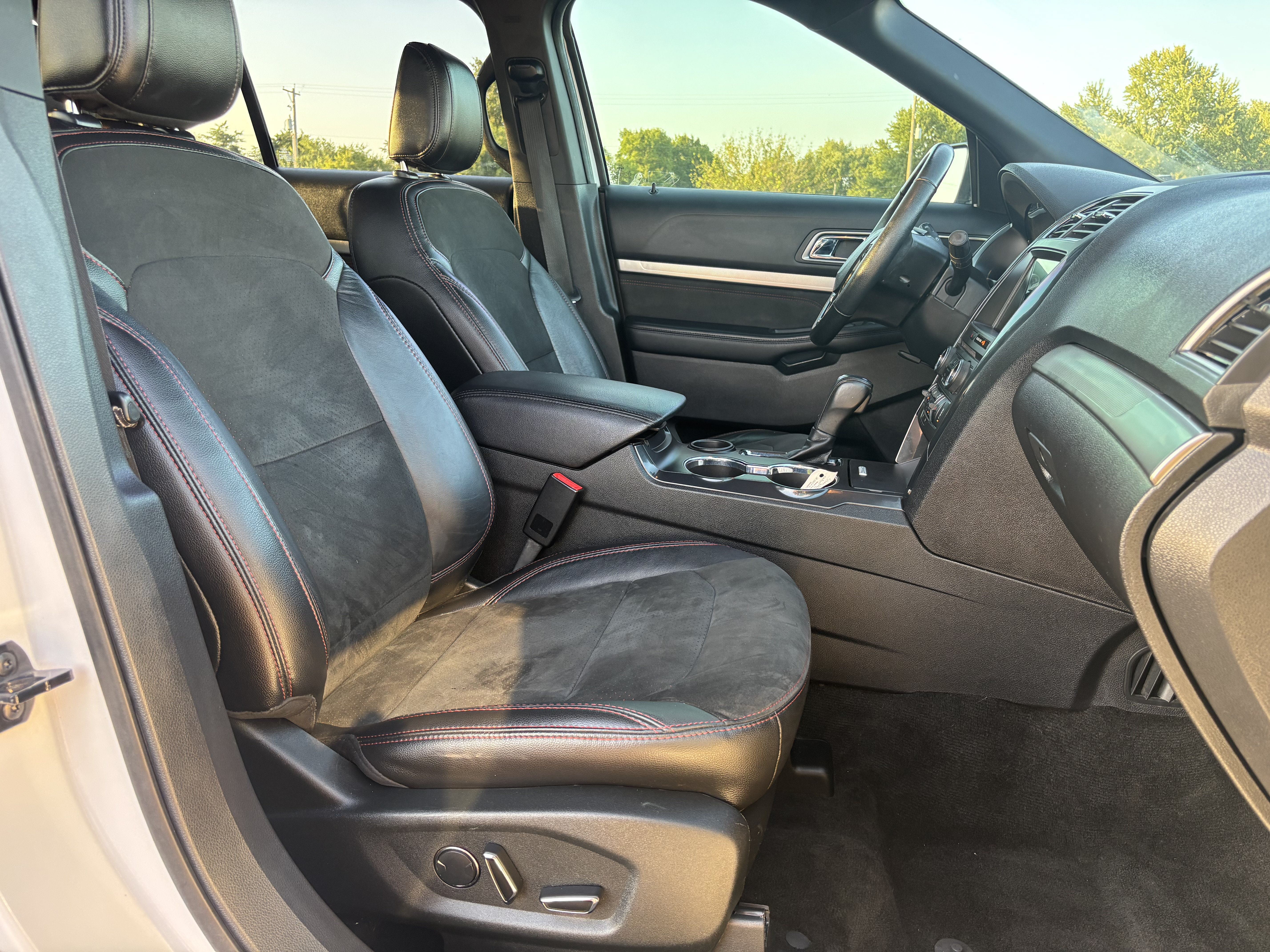 Used 2018 Ford Explorer XLT w/ Equipment Group 202A FWD image 26