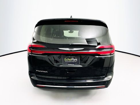 Used 2024 Chrysler Pacifica Touring-L image 7