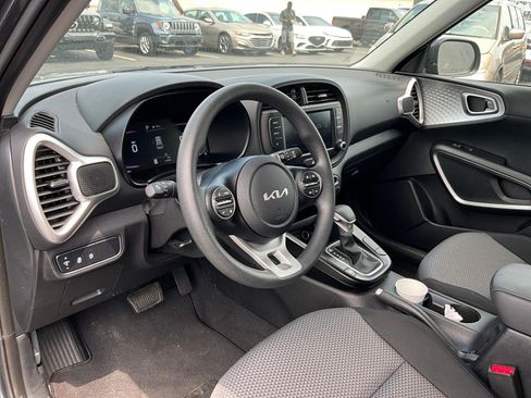 Used 2025 Kia Soul LX w/ LX Technology Package FWD image 17