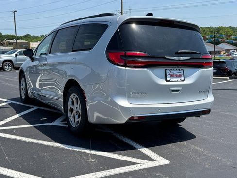 Used 2023 Chrysler Pacifica Limited FWD image 6
