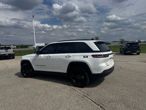 Used 2023 Jeep Grand Cherokee Altitude AWD/4WD image 10