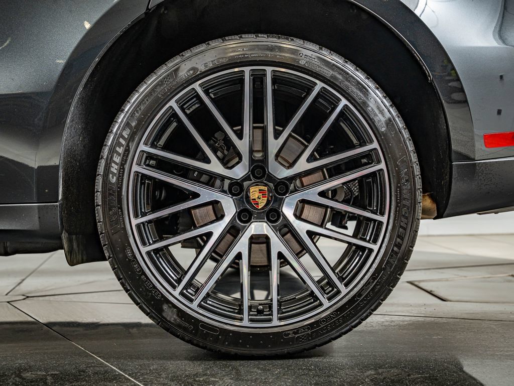 Certified 2026 Porsche Macan AWD/4WD image 13