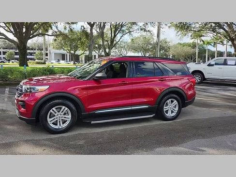 Used 2021 Ford Explorer XLT image 30