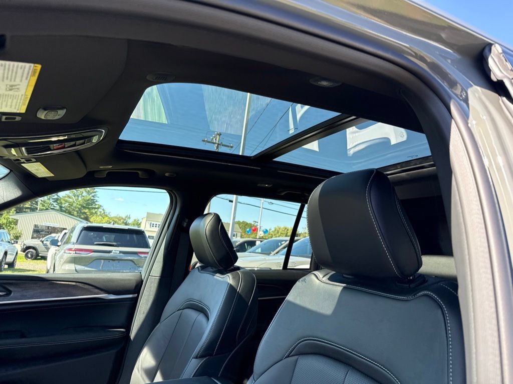 New 2027 Jeep Grand Cherokee Limited AWD/4WD image 16