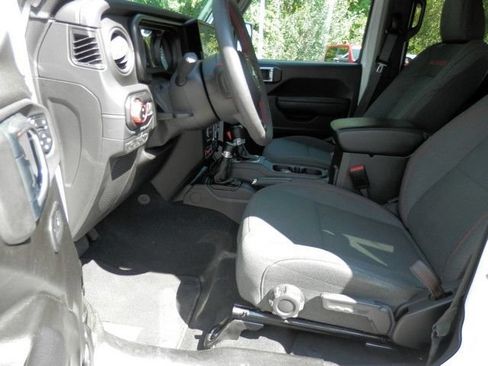 Used 2024 Jeep Gladiator Rubicon w/ Technology Group AWD/4WD image 17