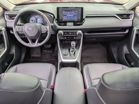 Used 2022 Toyota RAV4 XLE Premium image 19