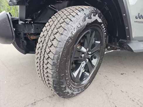 Used 2022 Jeep Wrangler Unlimited Sahara AWD/4WD image 33