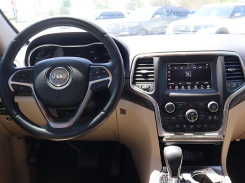 Used 2021 Jeep Grand Cherokee Laredo w/ Security & Convenience Group AWD/4WD image 13
