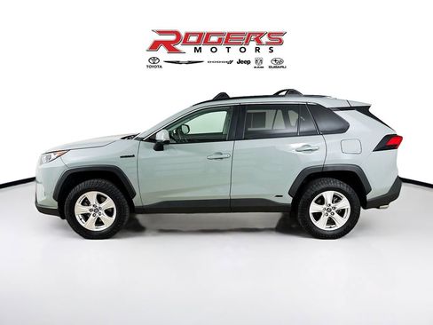 Used 2021 Toyota RAV4 XLE w/ Convenience Package AWD/4WD image 4