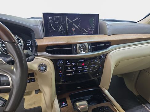 Used 2021 Lexus LX 570 4WD w/ Luxury Package image 17