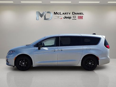 Used 2024 Chrysler Pacifica Touring-L image 3