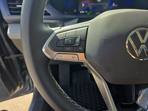 Used 2023 Volkswagen Taos SE w/ Panoramic Sunroof Package image 34