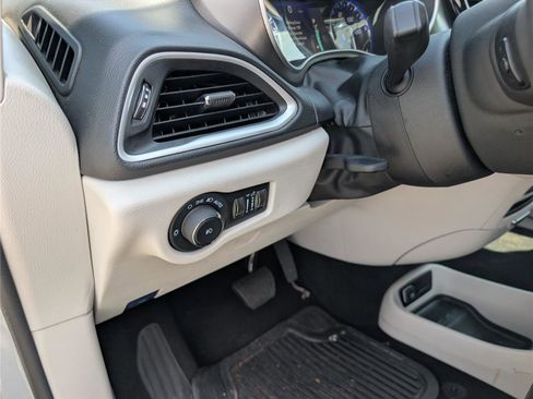 Used 2024 Chrysler Pacifica Touring-L FWD image 22