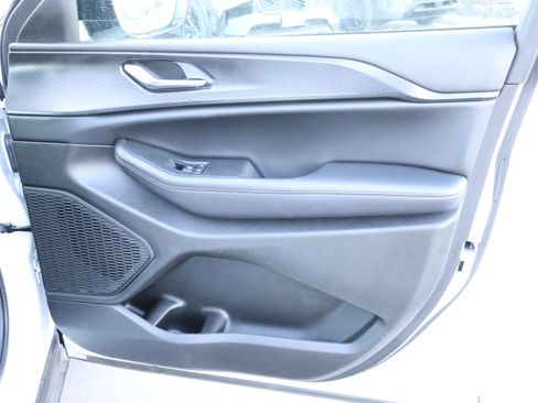 Used 2025 Jeep Grand Cherokee Altitude image 9