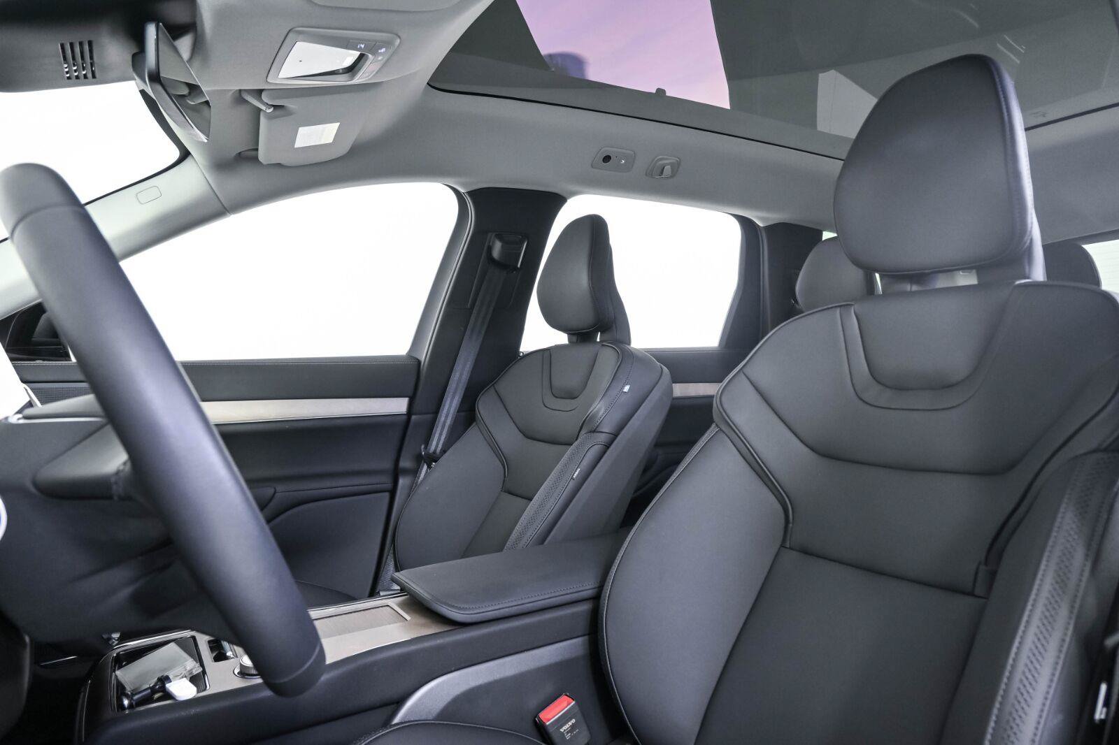 Certified 2025 Volvo EX90 Plus AWD/4WD image 5