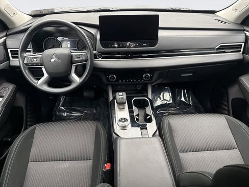 Used 2025 Mitsubishi Outlander ES image 14
