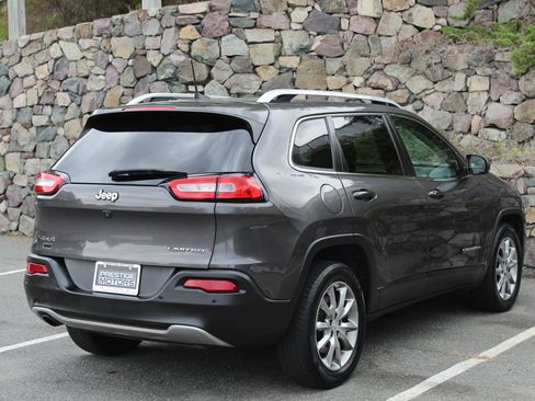 Used 2018 Jeep Cherokee Limited image 7