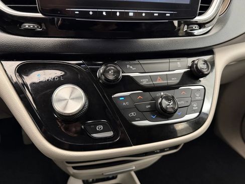 Used 2017 Chrysler Pacifica Touring-L FWD image 20