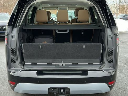 Certified 2025 Land Rover Discovery Metropolitan Edition image 27
