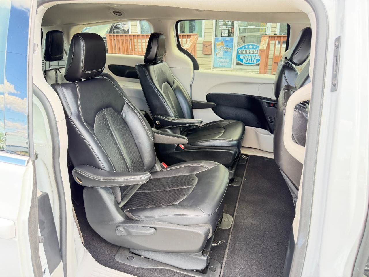 Used 2024 Chrysler Pacifica Limited FWD image 45