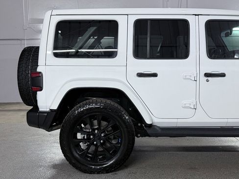 Used 2022 Jeep Wrangler Unlimited Sahara w/ Cold Weather Group image 8