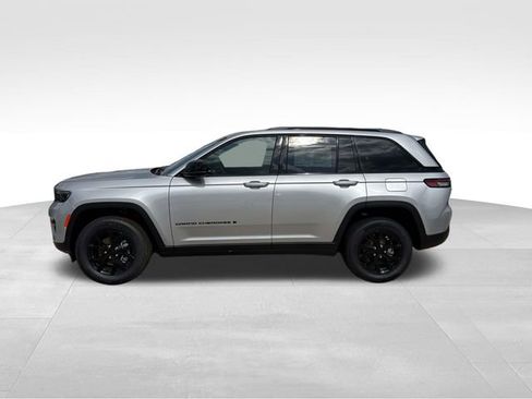 New 2025 Jeep Grand Cherokee Altitude RWD image 21