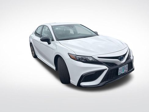 Used 2024 Toyota Camry SE image 3