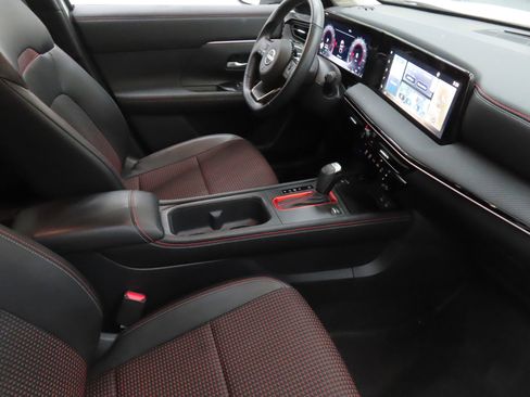 Used 2025 Nissan Kicks SR AWD/4WD image 26