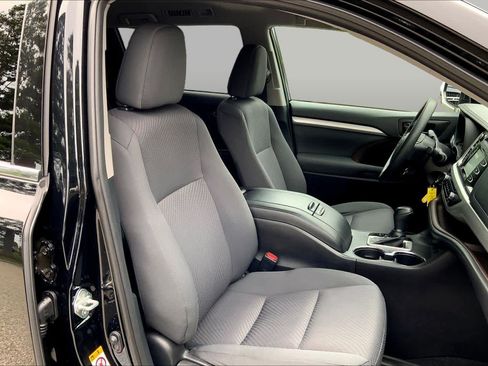 Used 2019 Toyota Highlander LE AWD/4WD image 8