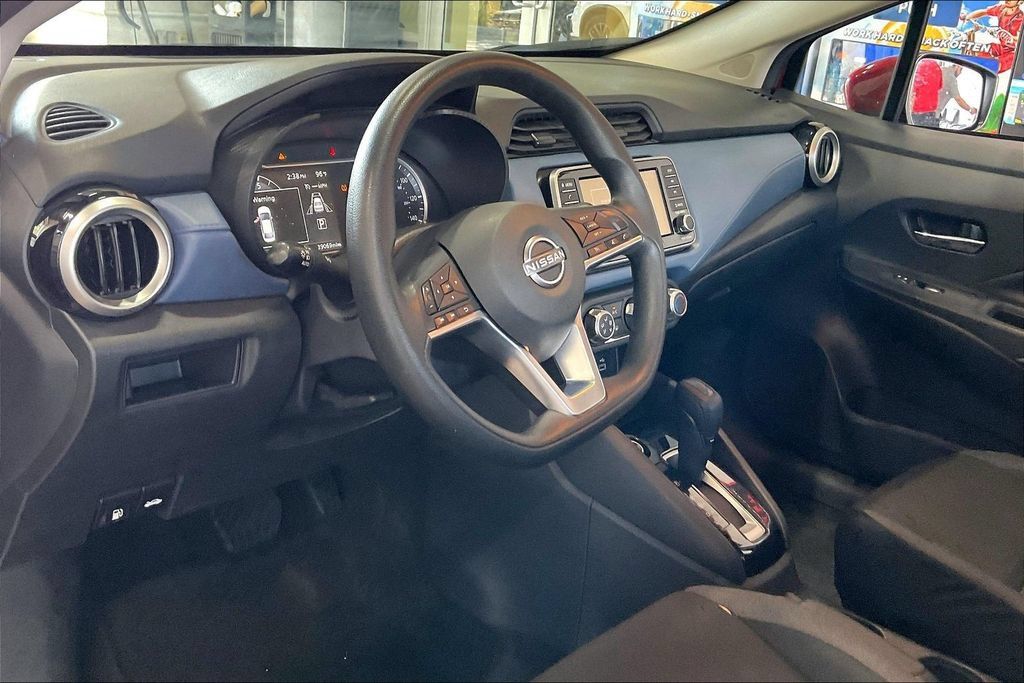 Used 2025 Nissan Versa SV FWD image 4