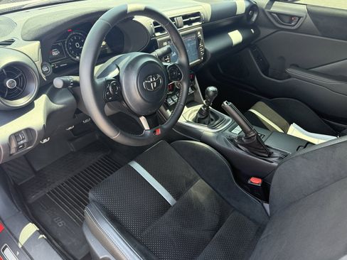 Used 2025 Toyota GR86 Premium w/ ALL Weather Mat Package (TMS) RWD image 10